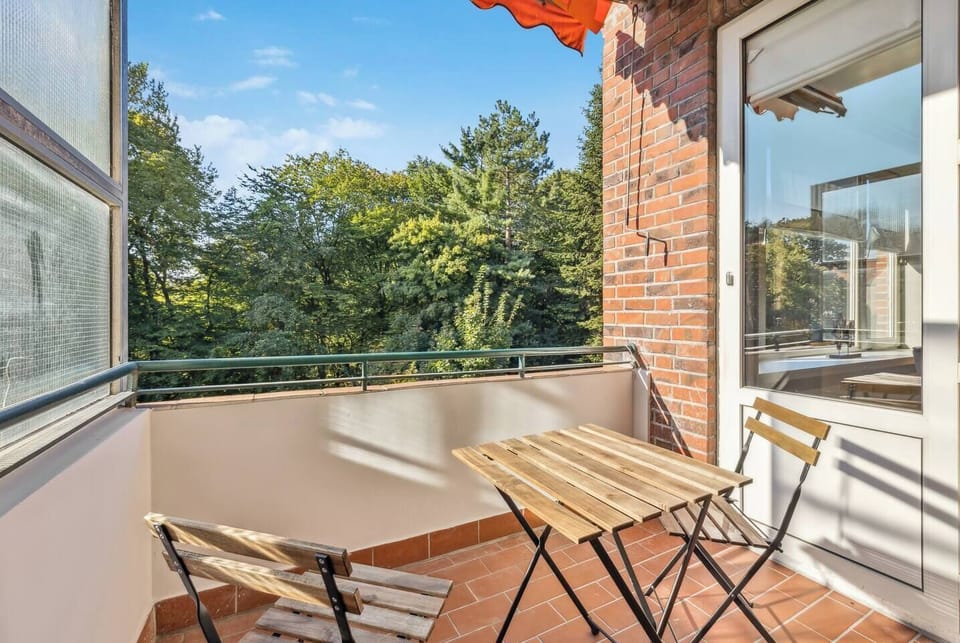 Der sonnige Balkon mit Sitzgelegenheit lädt zu entspannten Stunden mit Blick ins Grüne ein.