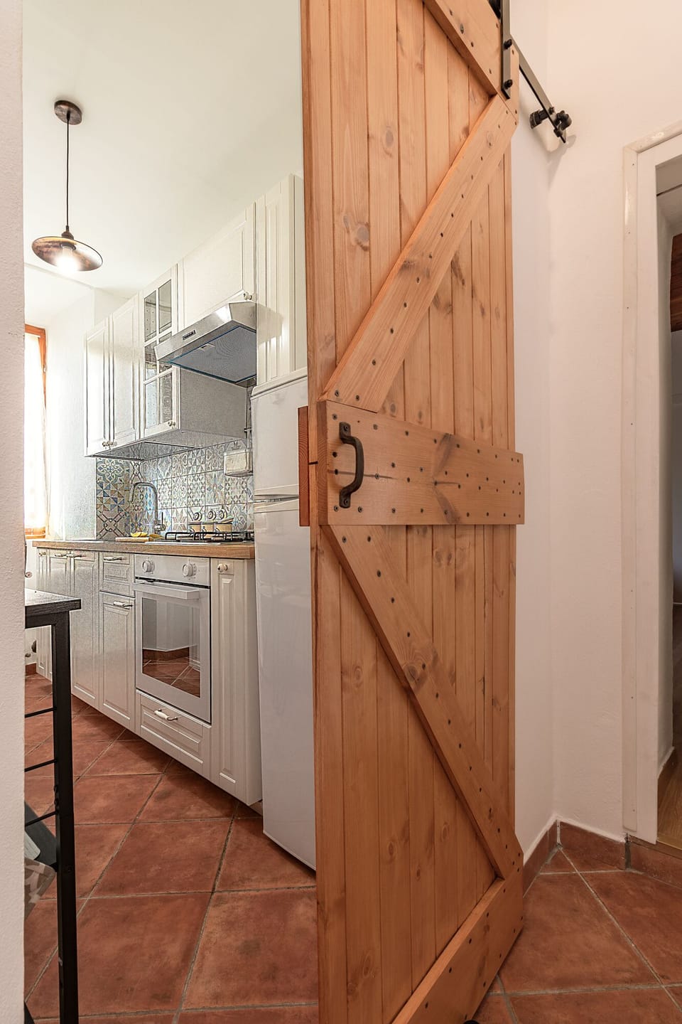 Kitchen: oven, refrigerator, kettle, toaster, moka pot, microwave, dishes.