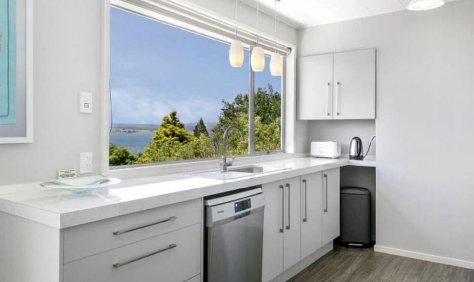 Full kitchen, with dishwasher