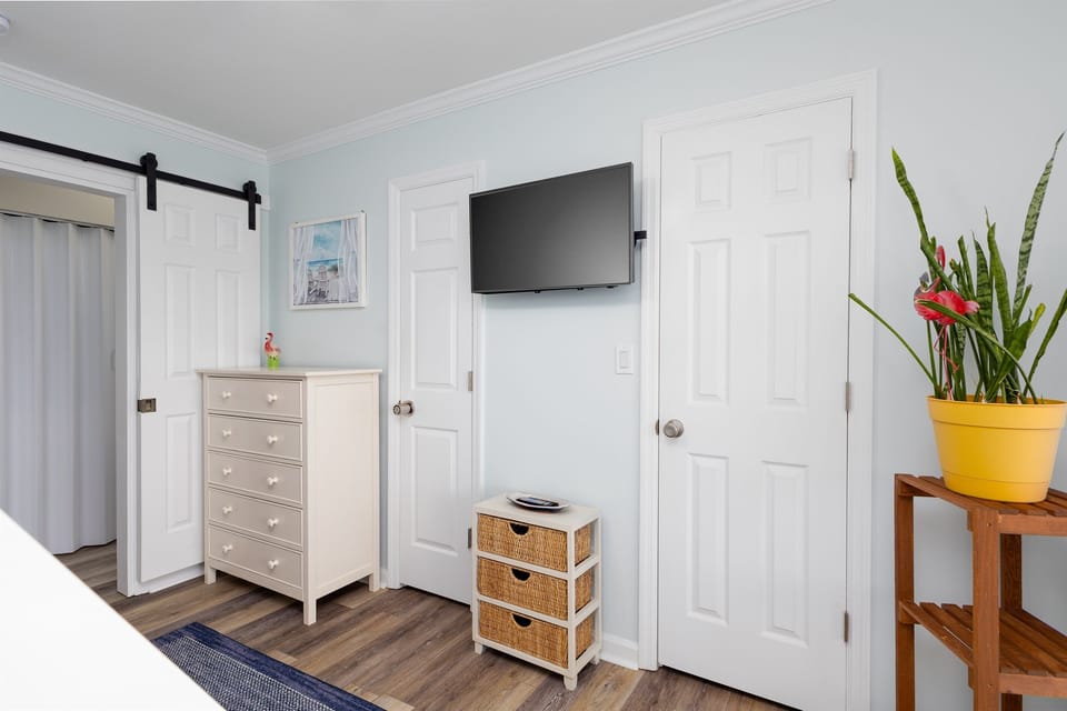 2nd bedroom also features TV, dresser, and side table 