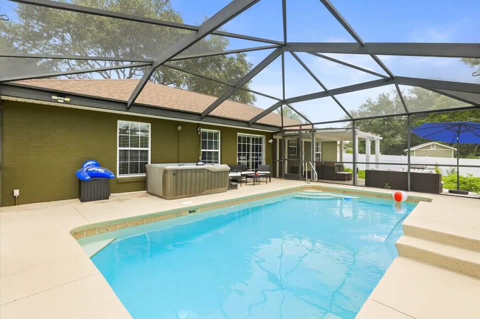 Screened-In Pool | Lounge Seating