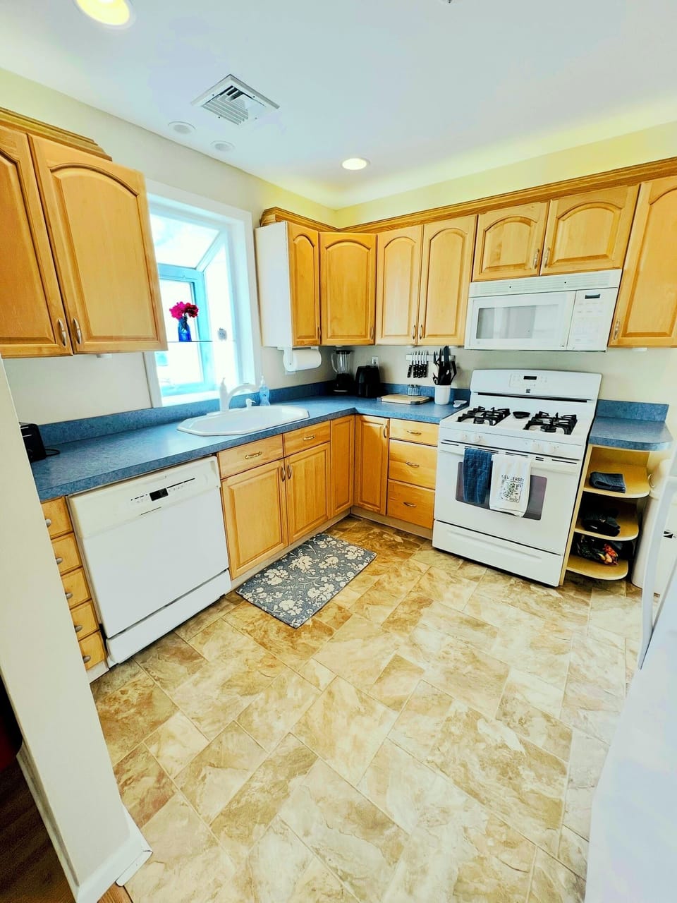 Fully stocked kitchen with all of your cooking needs.