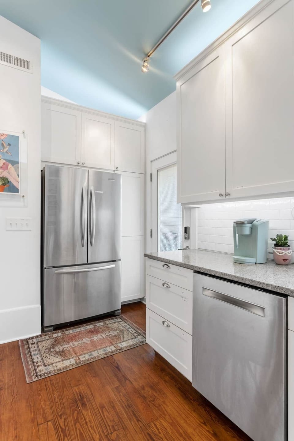 Kitchen - clean and modern updated kitchen
