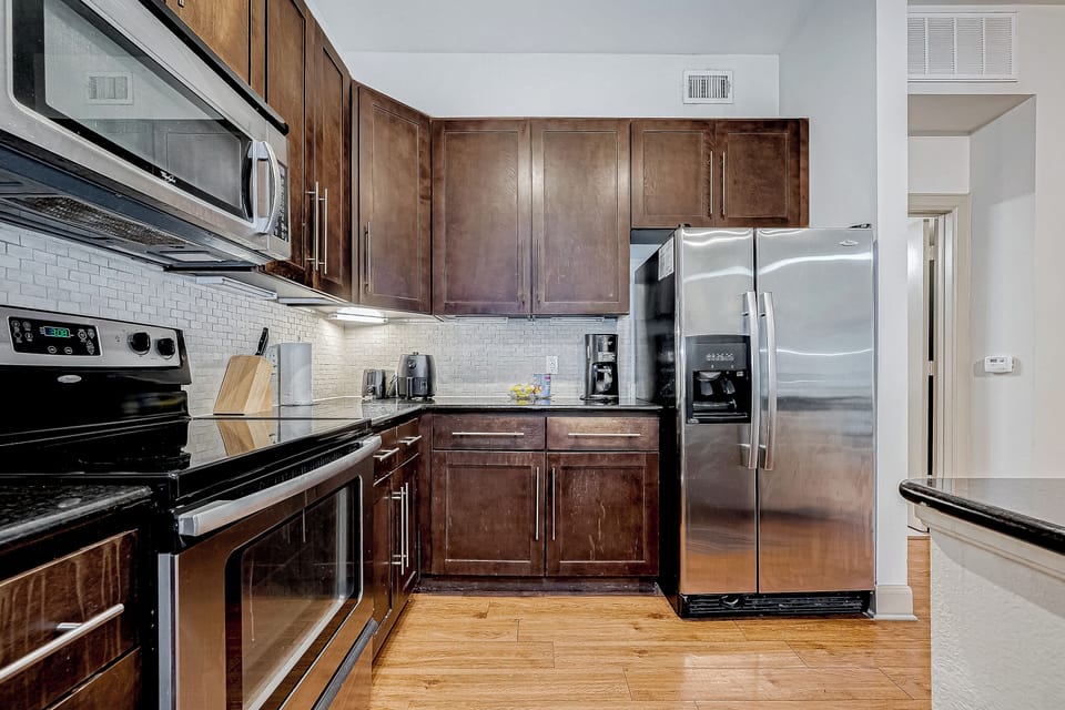 full size kitchen fully stocked 