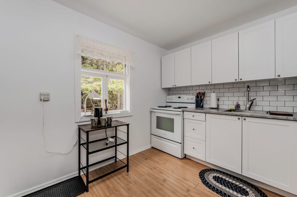 Cook up your favorite meals in a bright, fully-equipped kitchen—perfect for family stays, cozy retreats, or extended cottage vacations in nature.