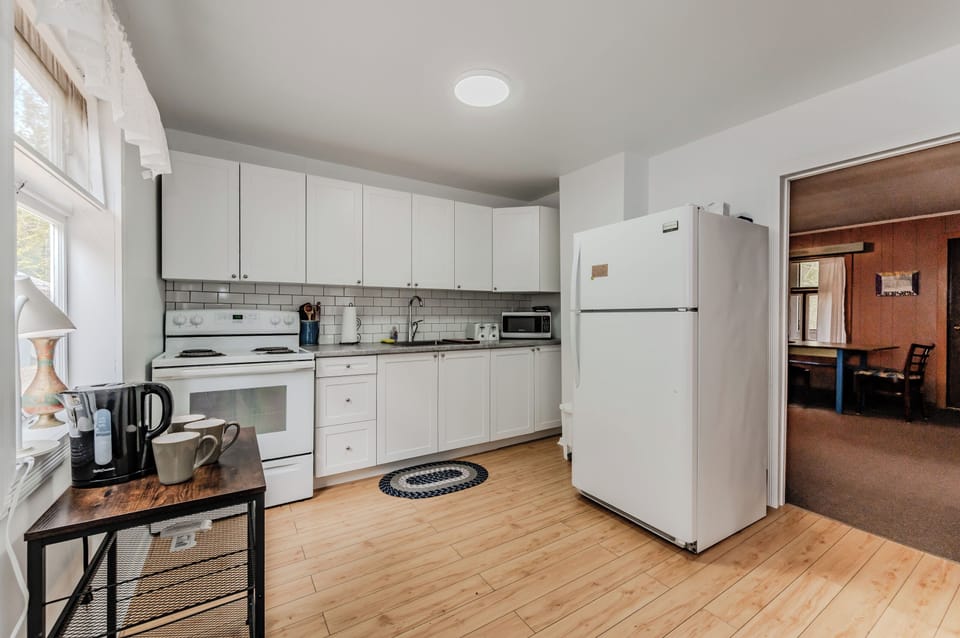 Enjoy a bright, fully-equipped kitchen with modern appliances—ideal for cooking during family vacations, romantic escapes, or extended stays in nature.