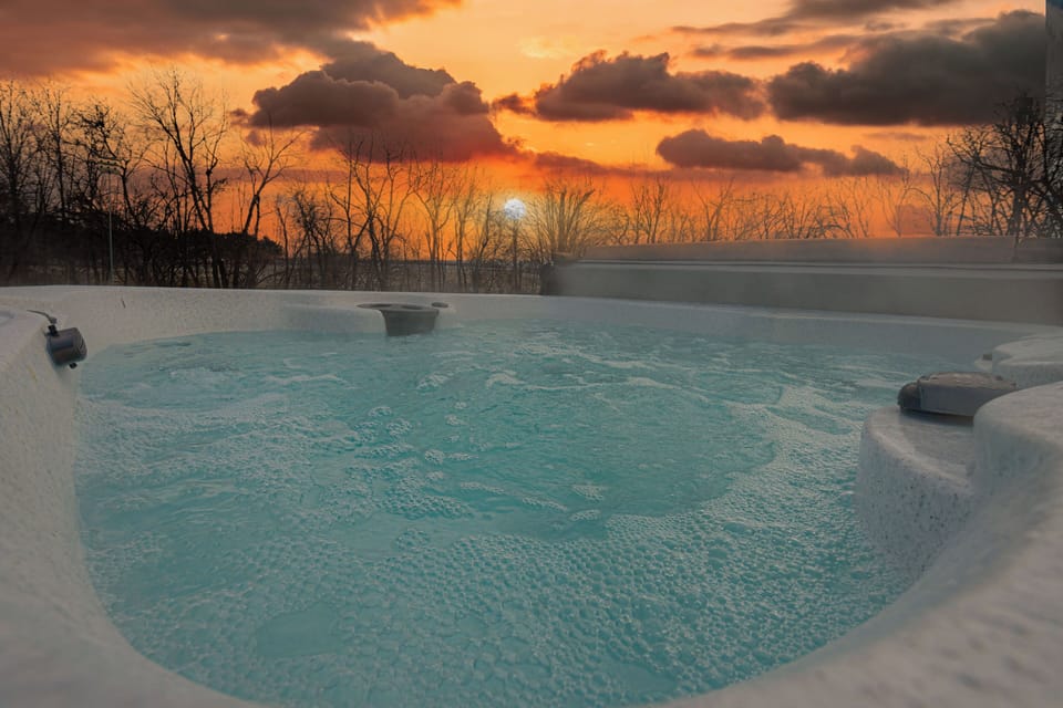 Relaxing Hot tub with Kentucky sunset