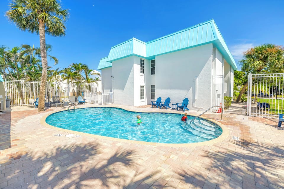 Sunny heated pool with palm tree in the pool deck (shared).