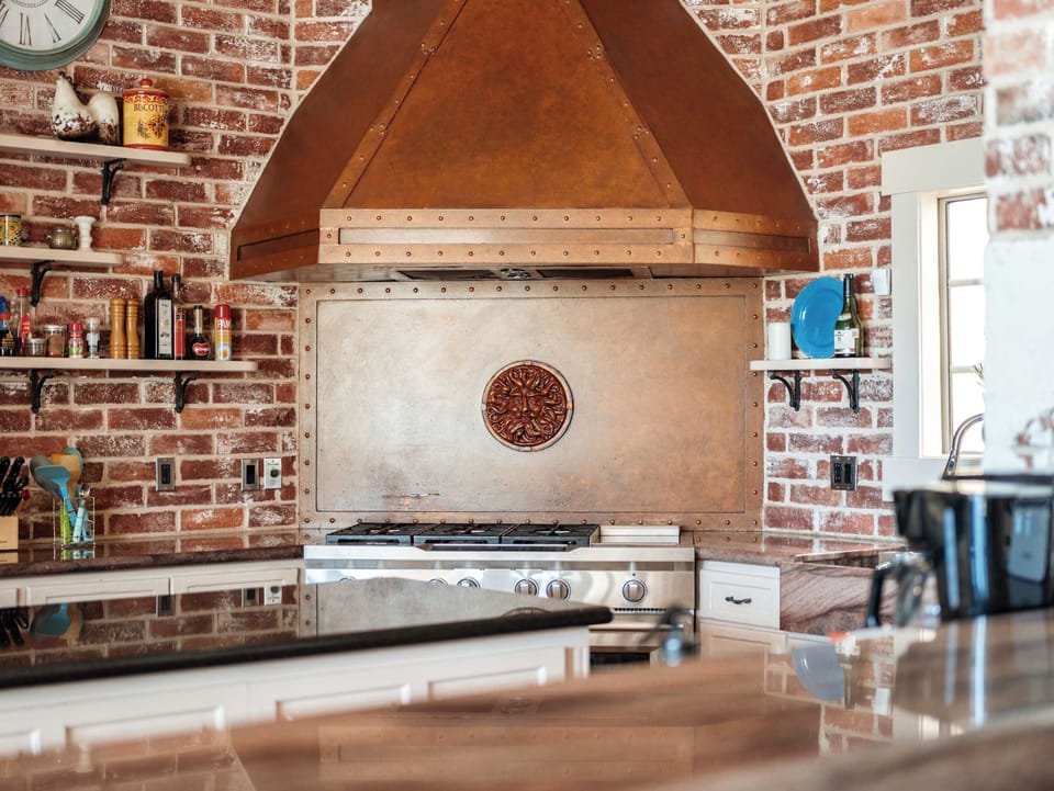 Warm kitchen nook ideal for casual snacks & morning chats.