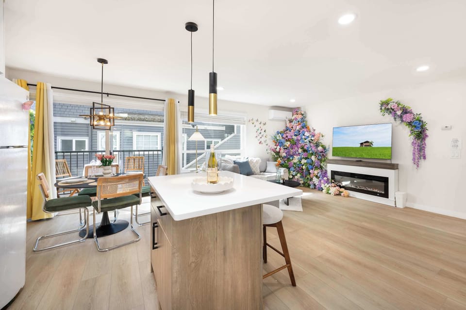 Step inside to a stylish open-concept living area, featuring modern amenities and chic décor. This space combines a sleek Countertop seating with a comfortable dining and lounge area, ideal for both quick meals and leisurely dinners.