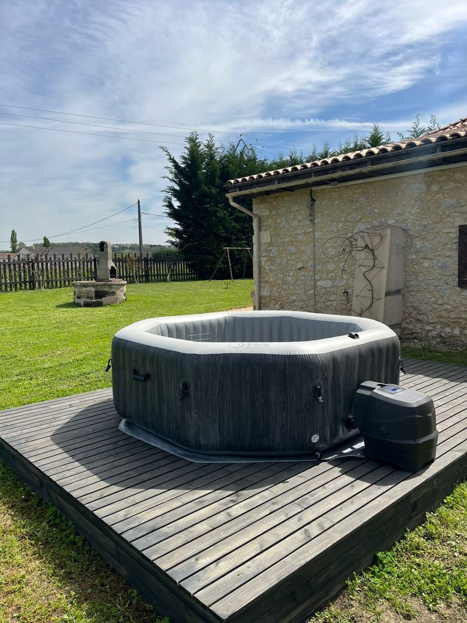 Outdoor spa tub