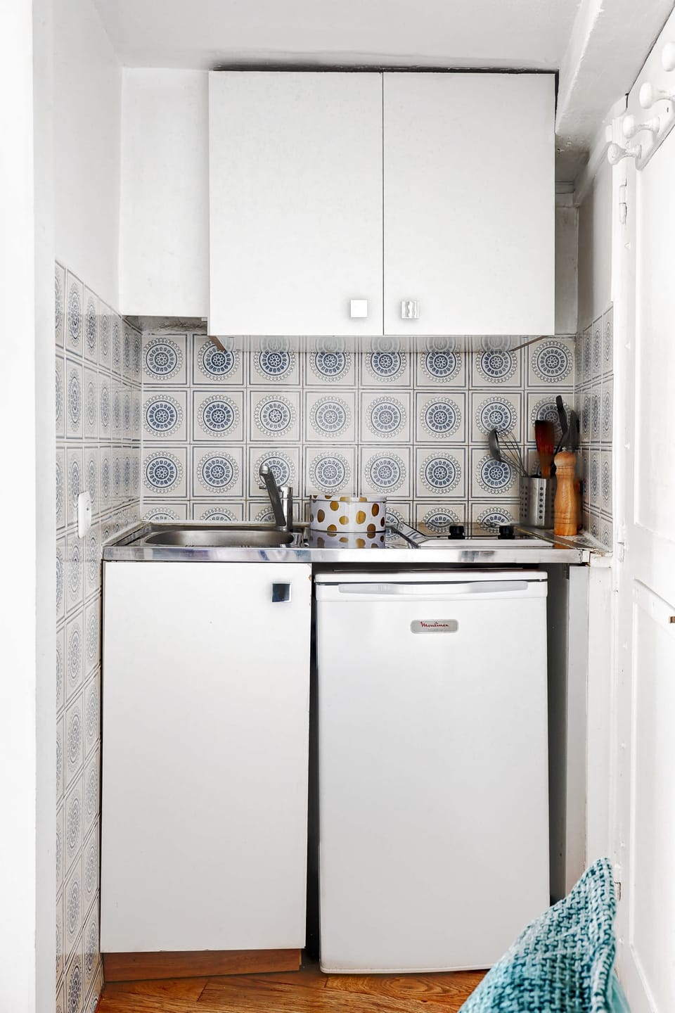 The kitchen is fully equipped to prepare a simple meal 