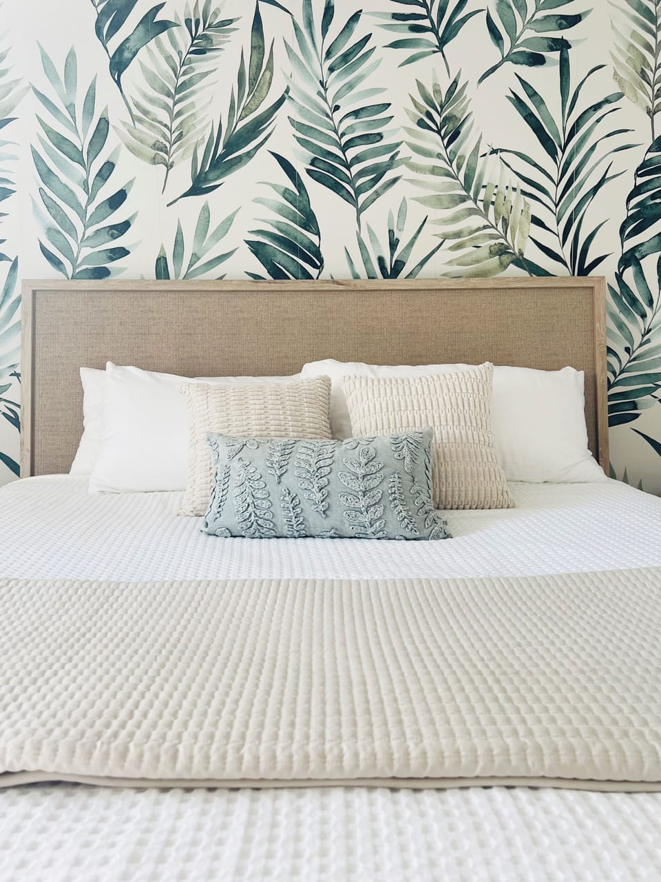 Master bed - King - Luxurious Beautyrest Black mattress