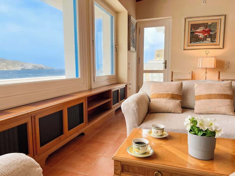 Enjoy morning coffees in the livingroom with breathtaking Aegean sea views.
