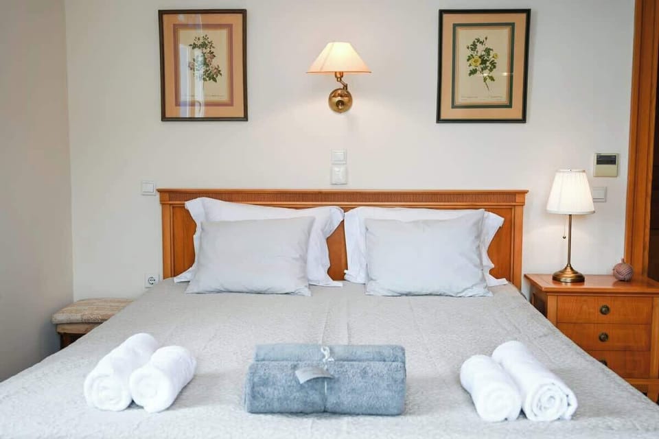This charming and elegant suite is part of our curated collection of boutique private rooms. The suite offers a super king-size bed, private balcony, en suite bathroom & lock.