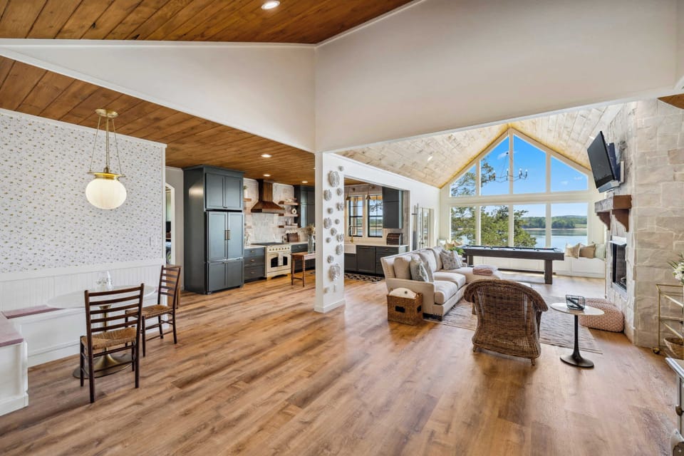 Beautiful bright open concept floor plan 