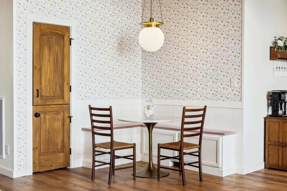 Dinning area with seating for 6 