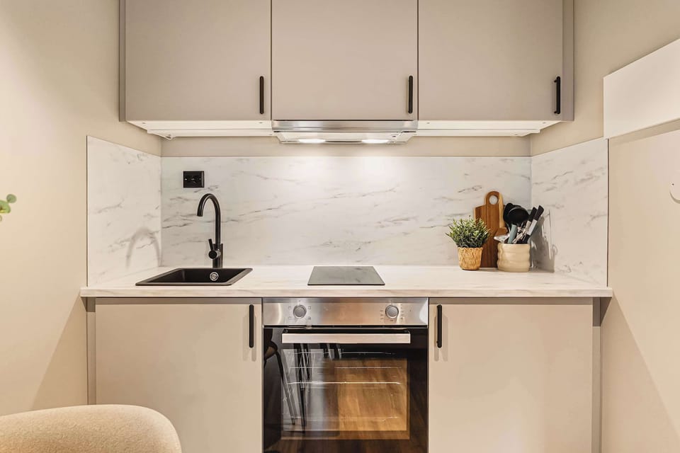 Enjoy a full-sized oven, stovetop, and essentials—ideal for longer stays or home-cooked meals.