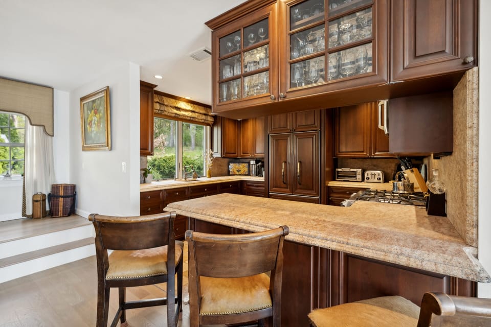 Kitchen breakfast counter
