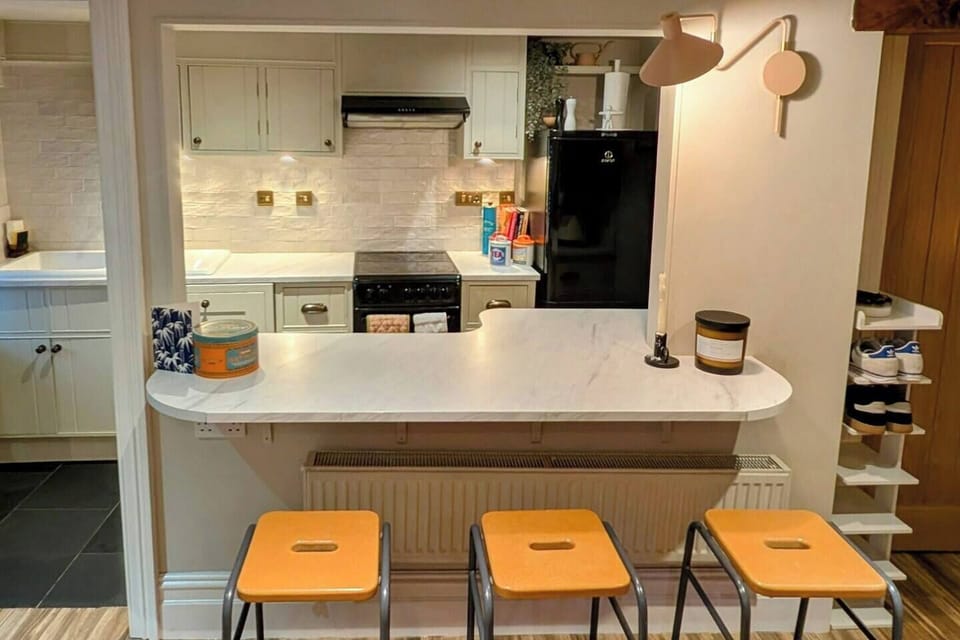 Breakfast bar & Kitchen