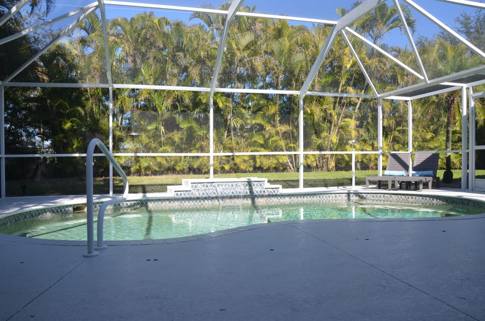 Private heated pool, 2 lounge chairs