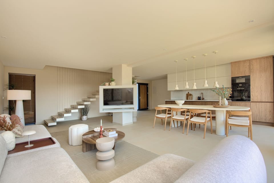 Pendant lights + dining table w/ Netflix — ideal for dinners & movie nights