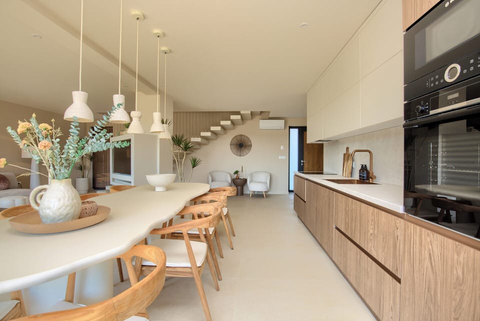 Dining for 8 w/ pendant lights + full kitchen — ideal for slow meals together
