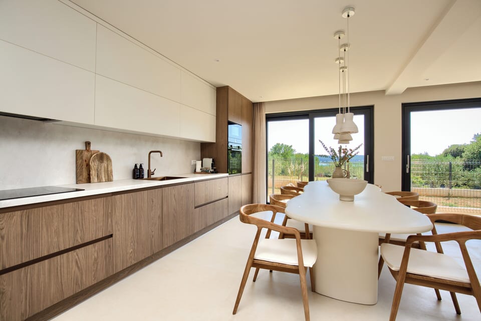 Full Bosch kitchen: oven, stove, Nespresso, blender — cook w/ confidence