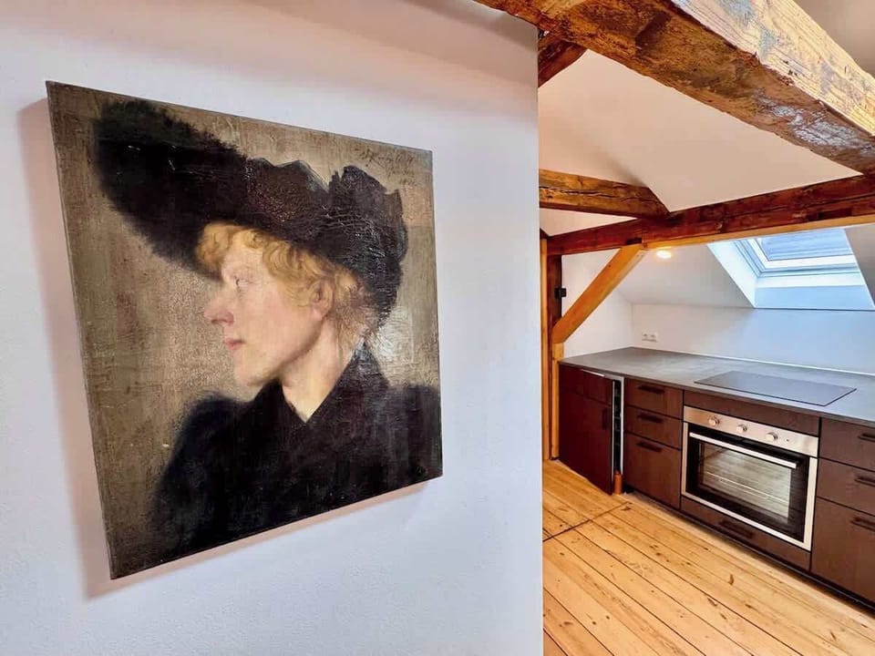 Kochen mit Stil im Dachgeschoss: Die offene Küche unter dem Dachfenster vereint rustikale Gemütlichkeit mit zeitgemäßer Ausstattung – ideal für Selbstversorger.