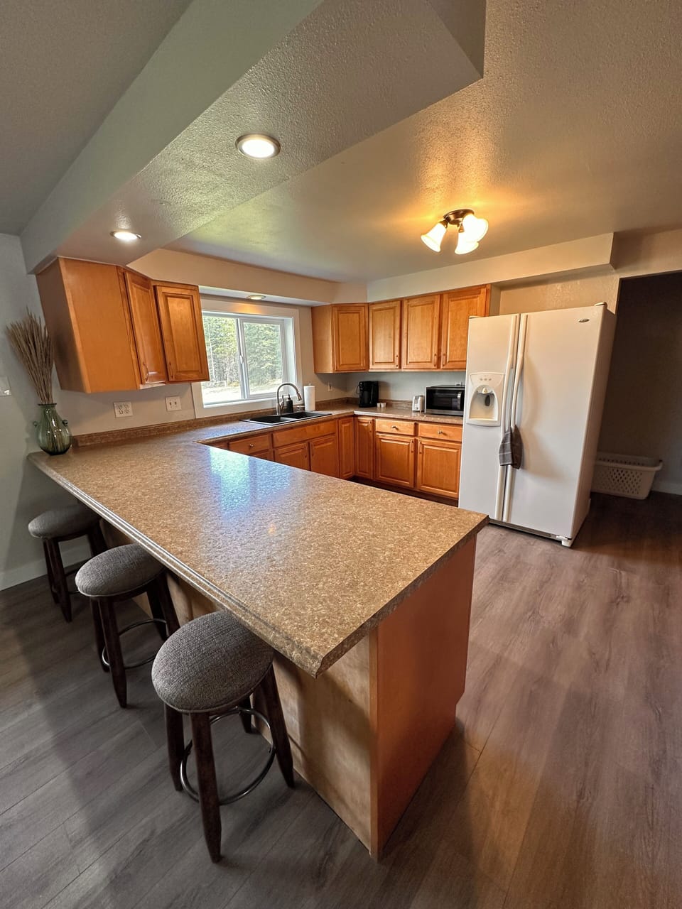 A full kitchen with fridge/freezer, dishwasher, microwave, toaster, and more!