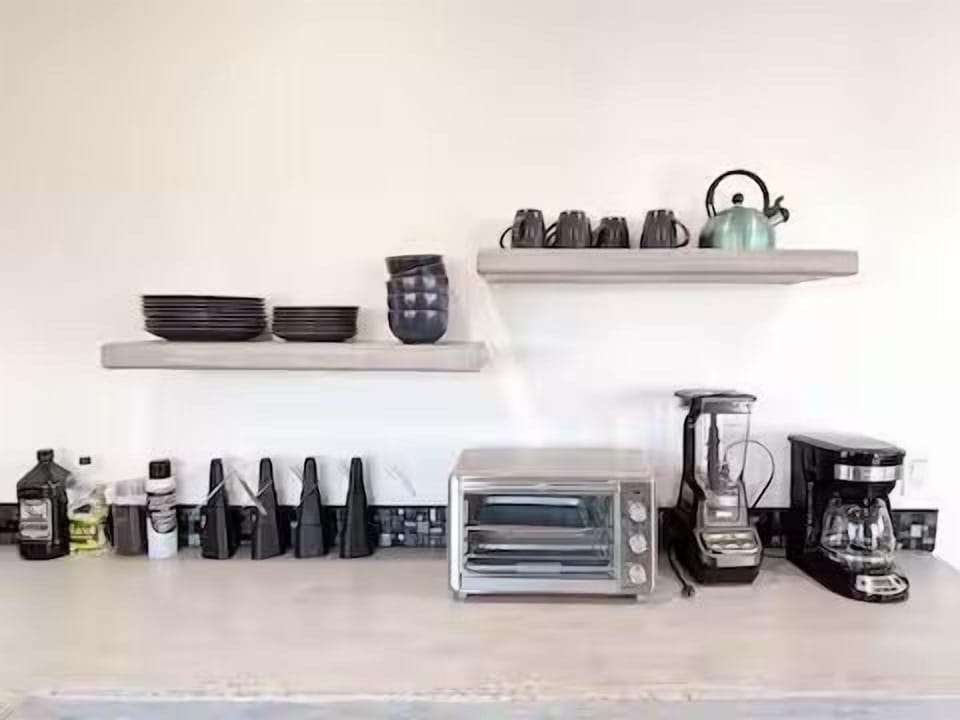 Fully stocked kitchen with modern finishes. (2)