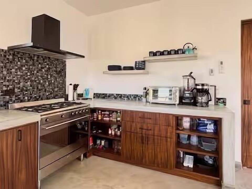 Fully stocked kitchen with modern finishes. (1)