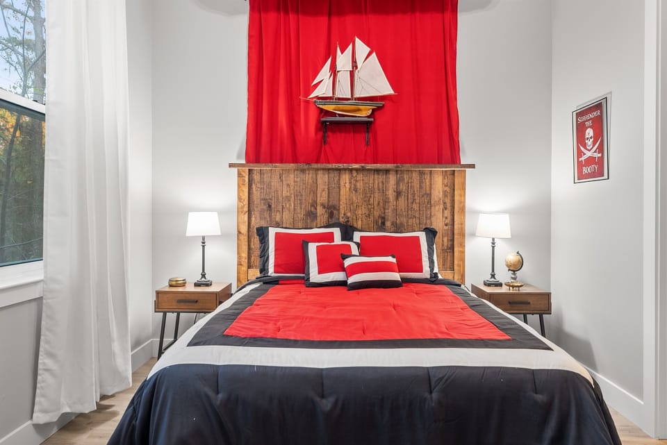 2nd Floor | Queen size bed | Ensuite bath