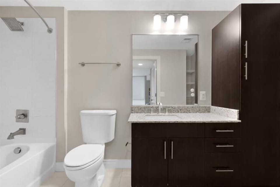 Tampa 1 Bedroom Bathroom