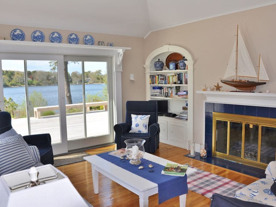 Gathering space with lake views. Designed for relaxed family evenings together.