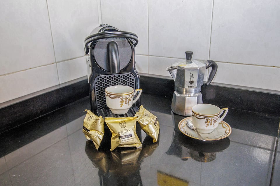 Macchinetta del Caffè Nespresso con varie cialde e Moka Caffè Espresso