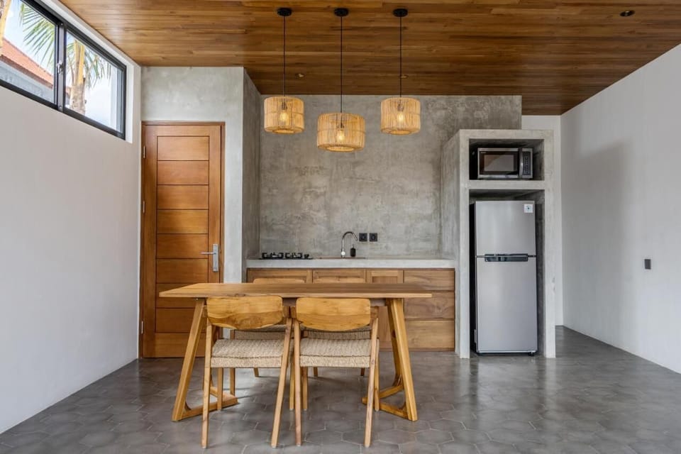 Fully equipped kitchen with dining table and appliances – Villa Levante Bali