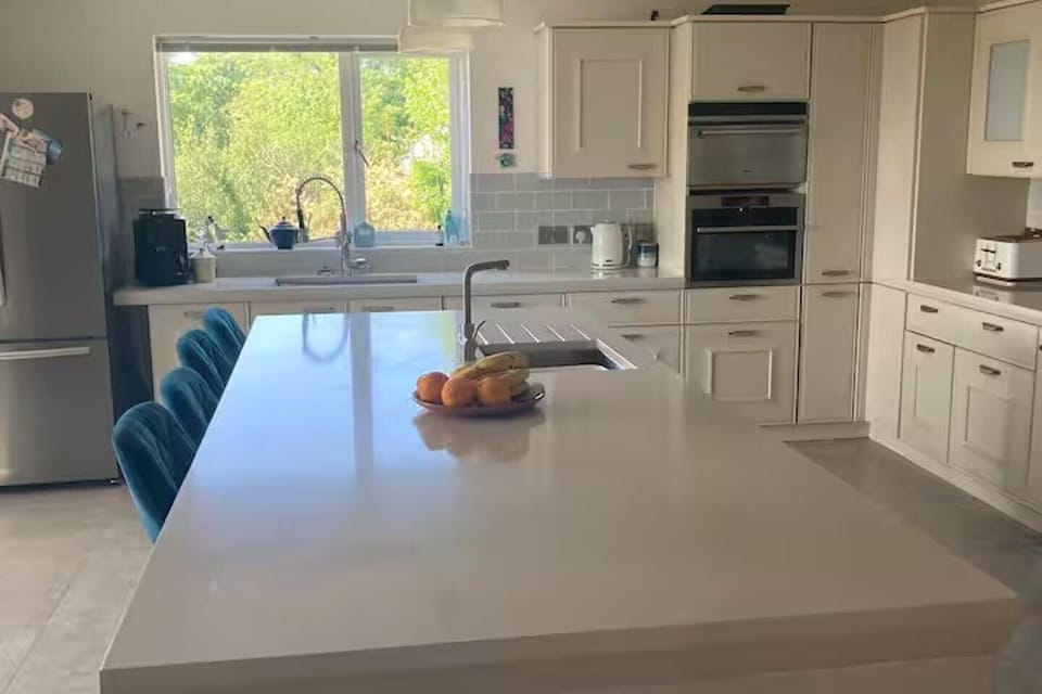 Huge island great for entertaining and preparing food