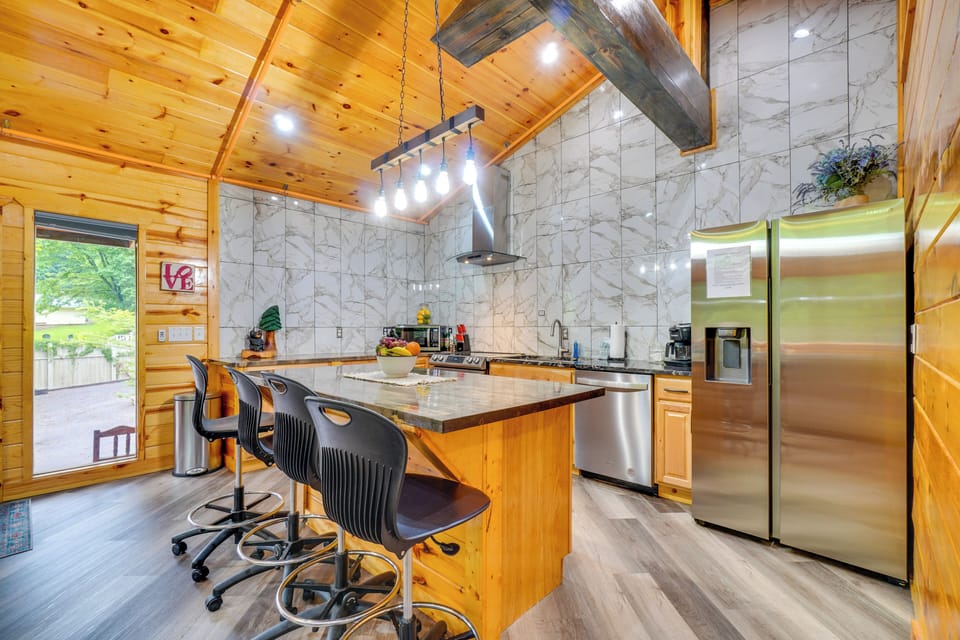 Kitchen | Bar Seating | Keurig/Drip Coffee Maker | Cooking Basics