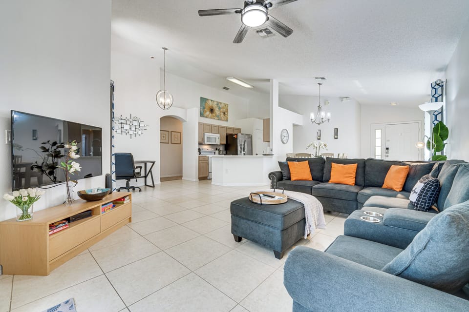 Living Room | Free WiFi | Central Heating & A/C | Smart TV
