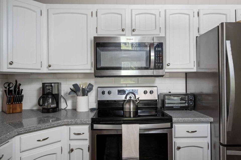 Cook delicious meals for breakfast, lunch, and dinner in this fully equipped kitchen. We suggest grabbing ingredients from a local farm.
