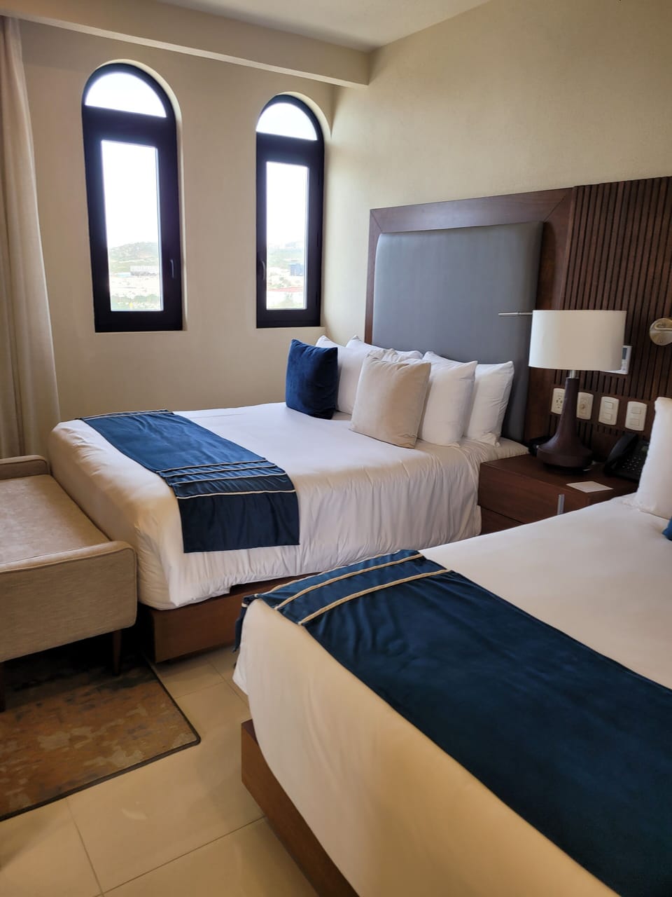 2 Queen size beds 
