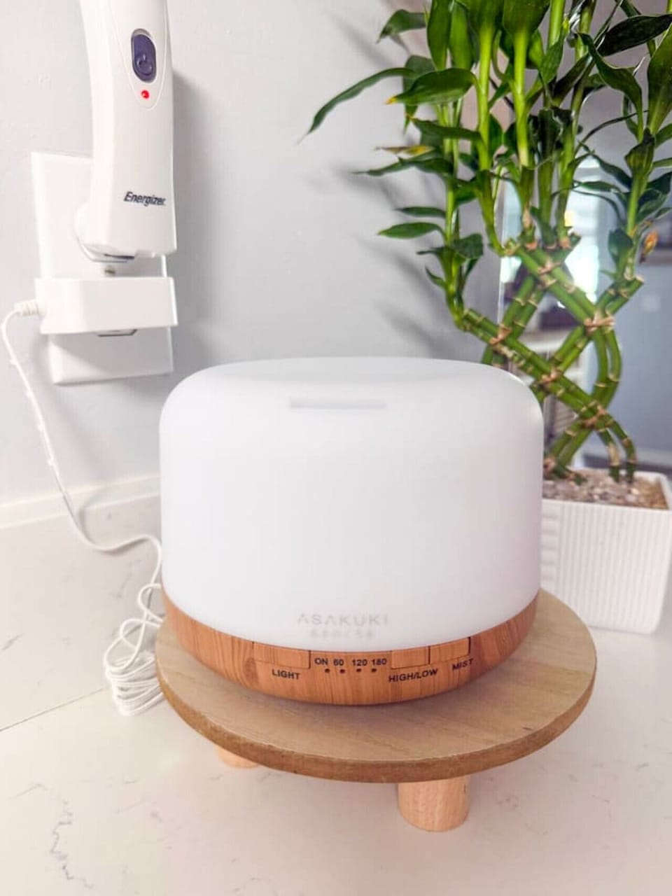 Use the provided diffuser to add a clean and pristine touch to this space!