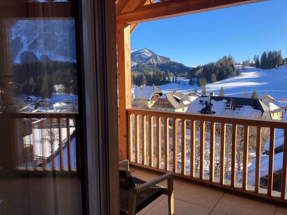 Wood, Winter, Cottage, Freezing, Snow, Balcony, Glacial Landform, Wood Stain, Mountain Village, Hardwood