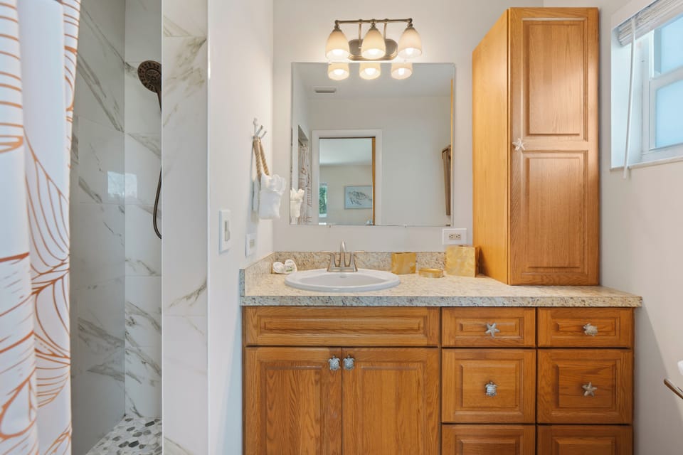 Primary bedrooms ensuite.