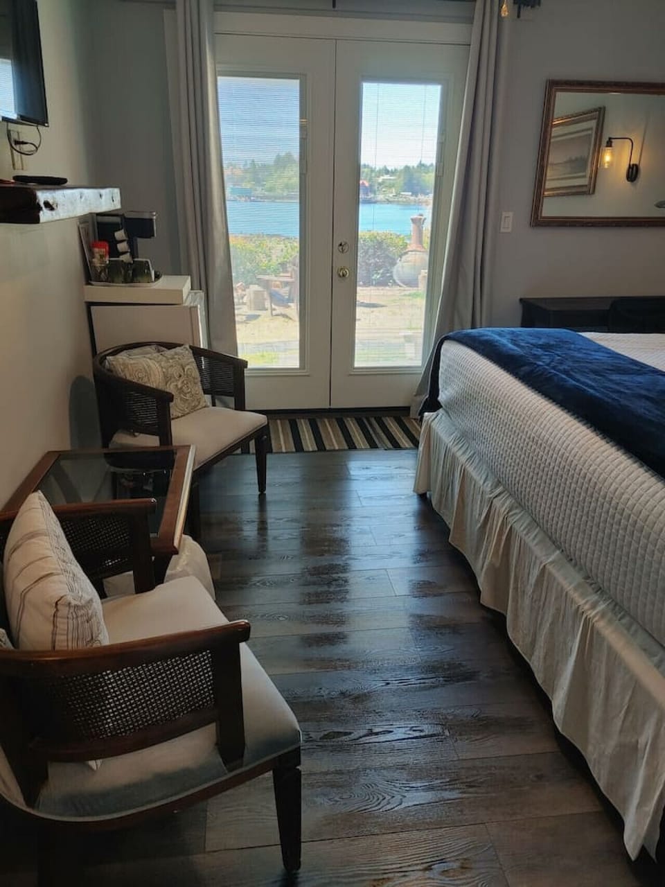 King Cove Sitting area with coffee/tea station and mini fridge.Look at the views!