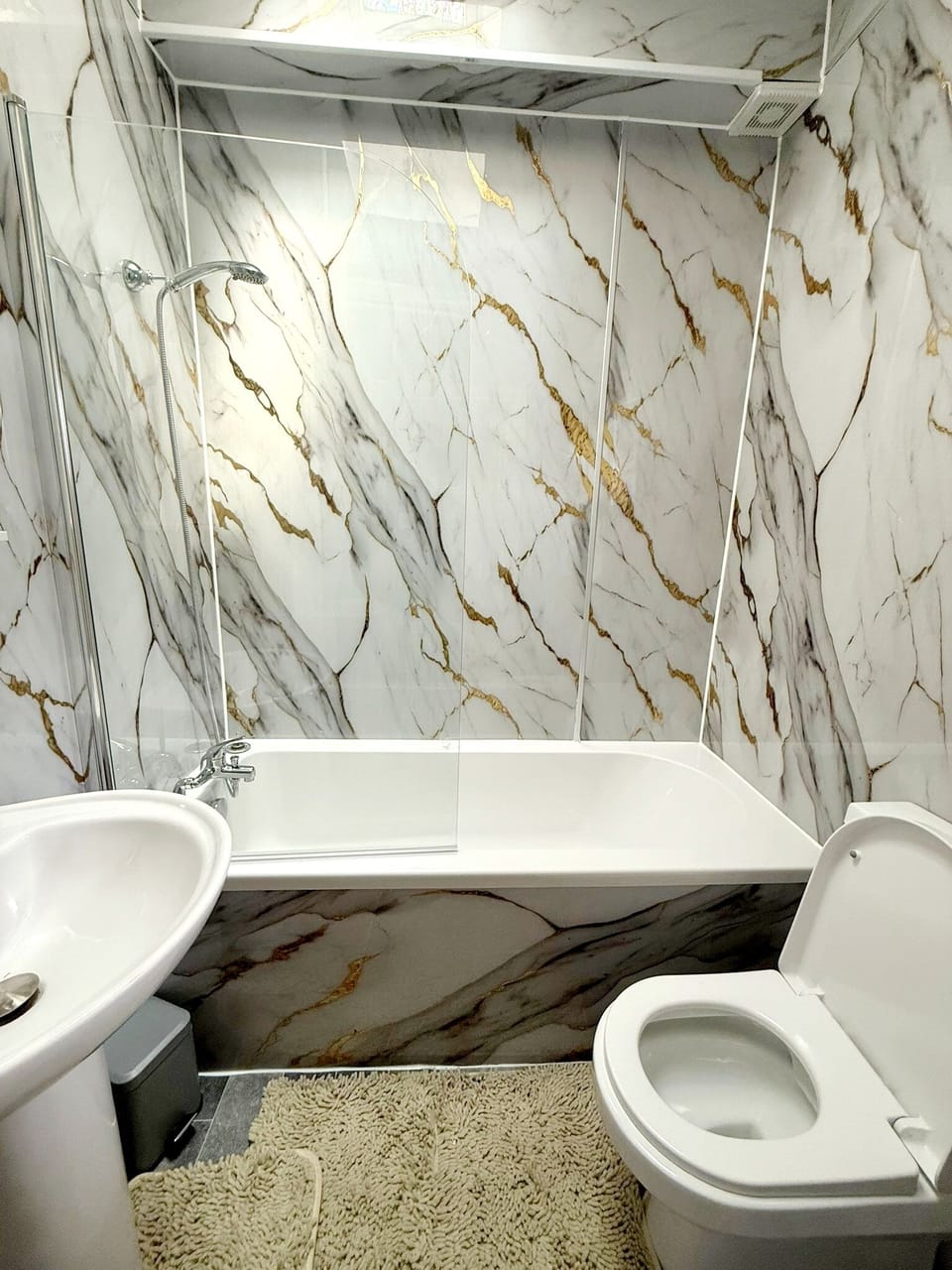 This photo represents the communal bathroom located on the ground floor