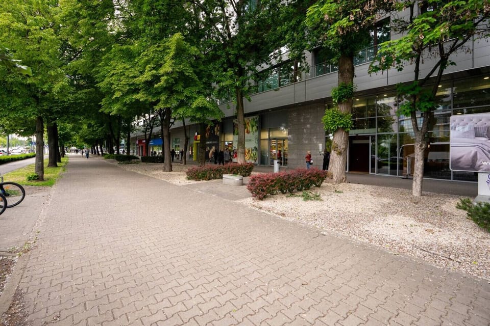 Building Entrance | Book Now with RENTUJEMY.COM