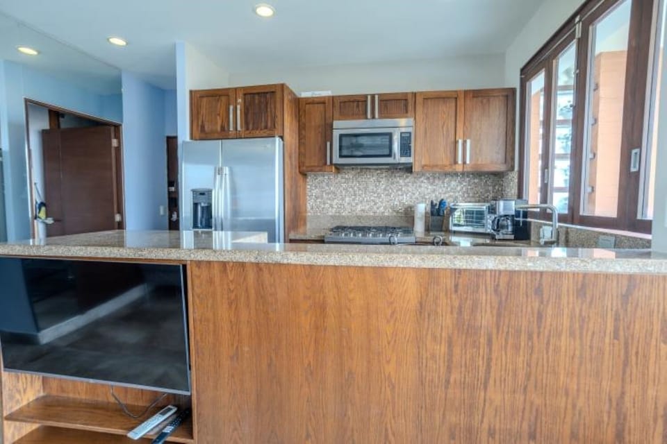 Full chef's kitchen with modern appliances