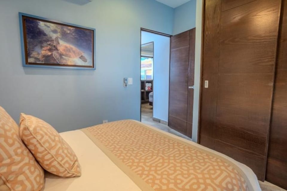 Second bedroom with a queen-size bed